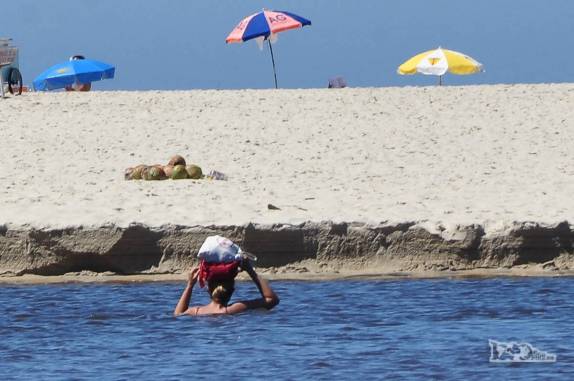 A Ana quase perde o pé na travessia da lagoa na Guarda do Embaú, litoral sul de Santa Catarina